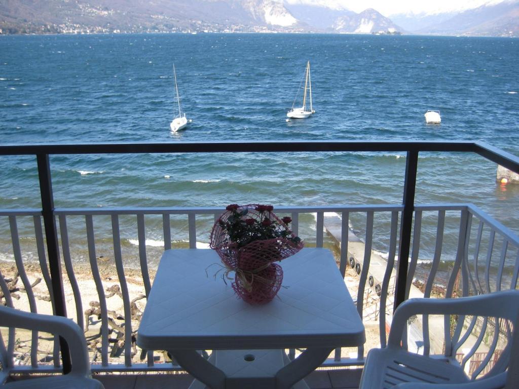 Albergo Riva Reno Di Leggiuno Ruang foto