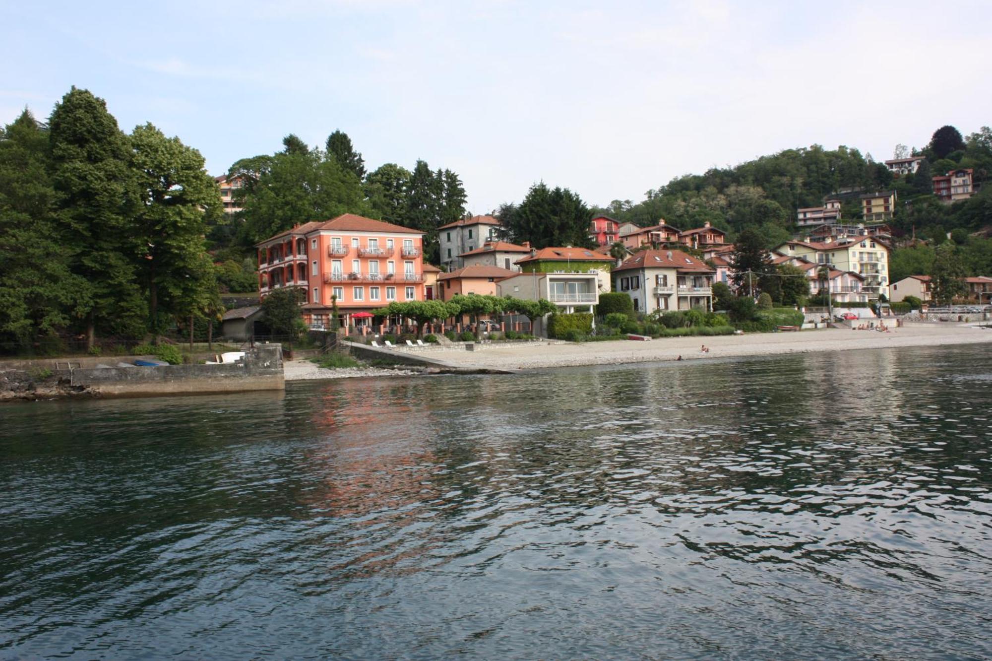 Albergo Riva Reno Di Leggiuno Bagian luar foto