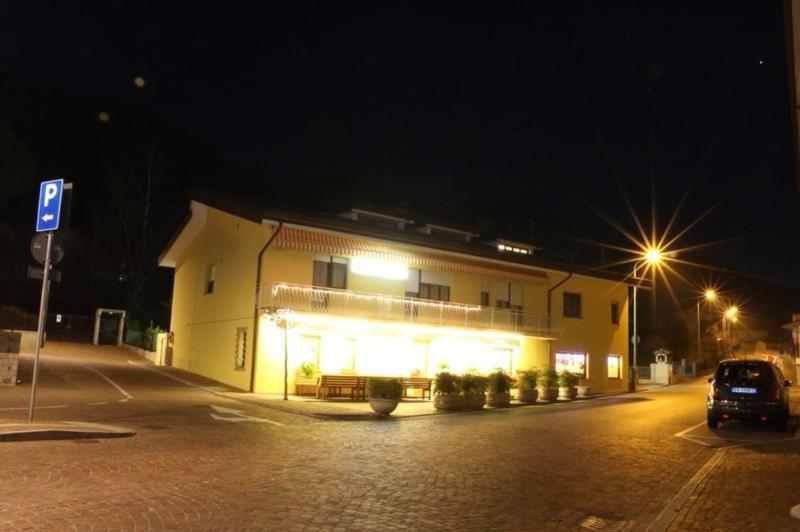 Albergo Riva Reno Di Leggiuno Bagian luar foto