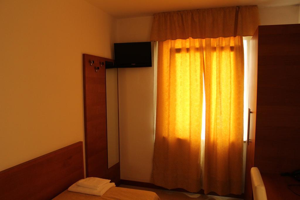 Albergo Riva Reno Di Leggiuno Ruang foto